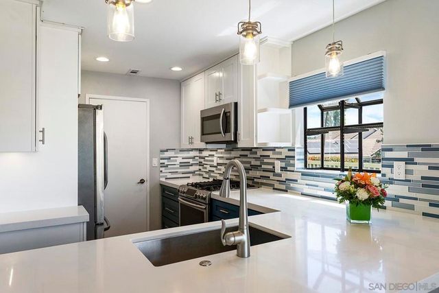 1059 Shadowridge Drive 7, Vista, CA 92081