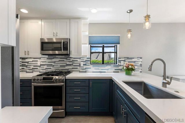 1059 Shadowridge Drive 7, Vista, CA 92081