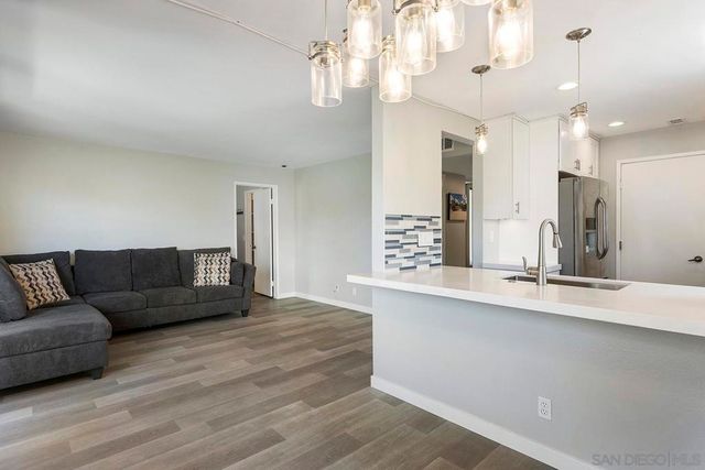 1059 Shadowridge Drive 7, Vista, CA 92081