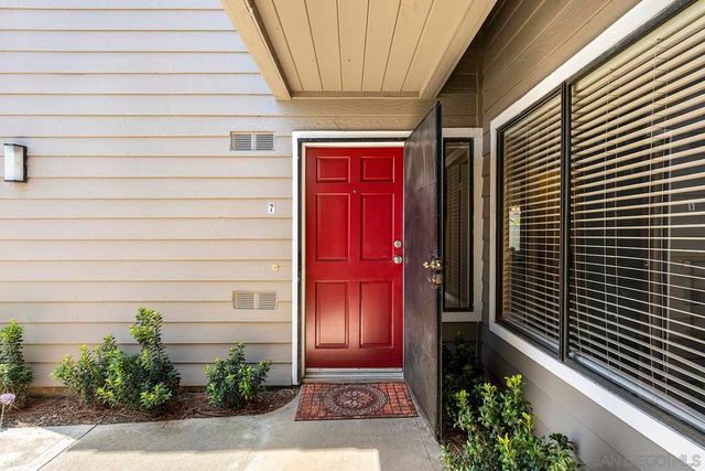 1059 Shadowridge Drive 7, Vista, CA 92081
