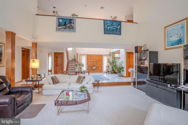 20 SAPPHIRE DR, West Windsor, NJ 08550