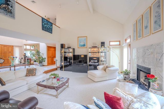 20 SAPPHIRE DR, West Windsor, NJ 08550