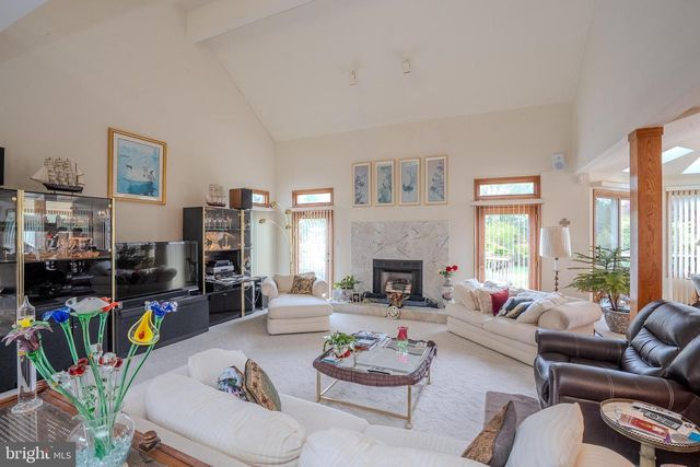 20 SAPPHIRE DR, West Windsor, NJ 08550