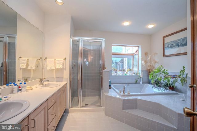 20 SAPPHIRE DR, West Windsor, NJ 08550