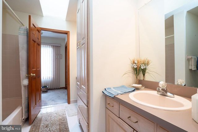 20 SAPPHIRE DR, West Windsor, NJ 08550