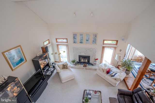 20 SAPPHIRE DR, West Windsor, NJ 08550