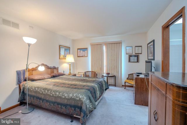 20 SAPPHIRE DR, West Windsor, NJ 08550