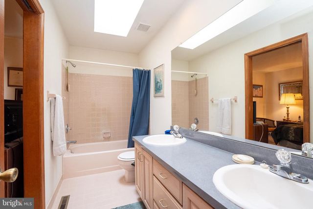 20 SAPPHIRE DR, West Windsor, NJ 08550