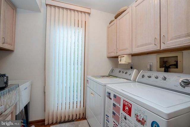 20 SAPPHIRE DR, West Windsor, NJ 08550