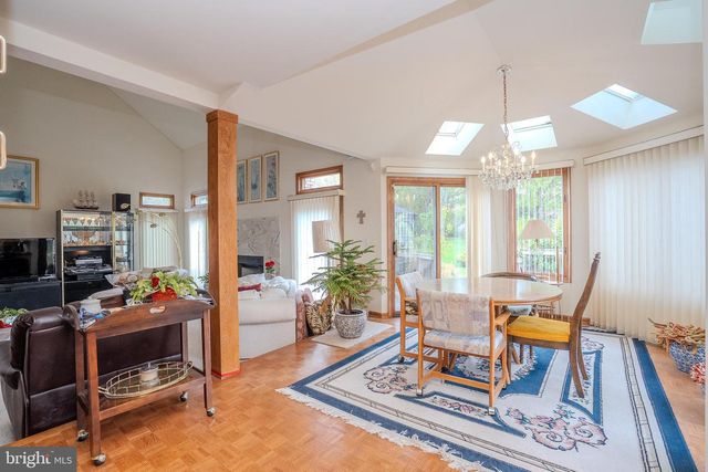 20 SAPPHIRE DR, West Windsor, NJ 08550