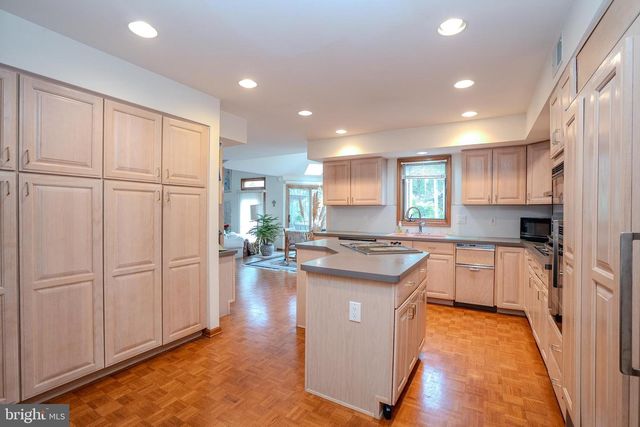 20 SAPPHIRE DR, West Windsor, NJ 08550