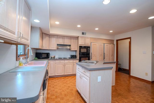 20 SAPPHIRE DR, West Windsor, NJ 08550