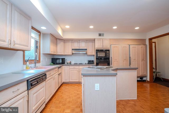 20 SAPPHIRE DR, West Windsor, NJ 08550