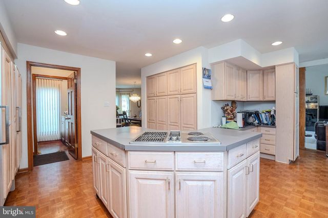 20 SAPPHIRE DR, West Windsor, NJ 08550