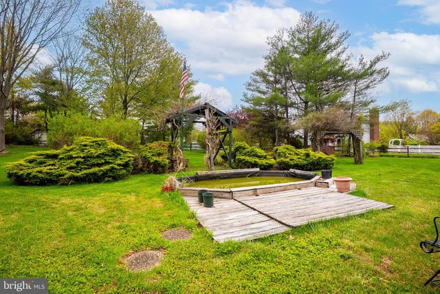 20 SAPPHIRE DR, West Windsor, NJ 08550