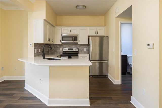 11603 Tomahawk Creek Parkway F, Leawood, KS 66211