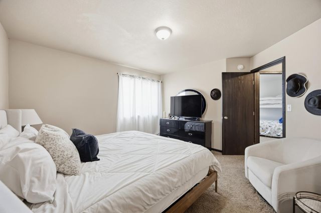 923 42nd Avenue W, West Fargo, ND 58078