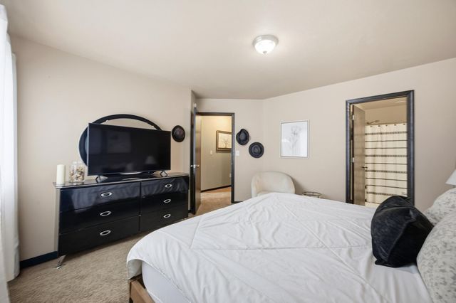 923 42nd Avenue W, West Fargo, ND 58078