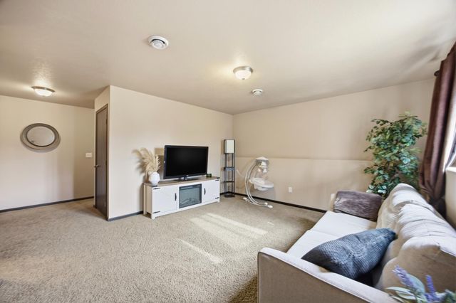 923 42nd Avenue W, West Fargo, ND 58078