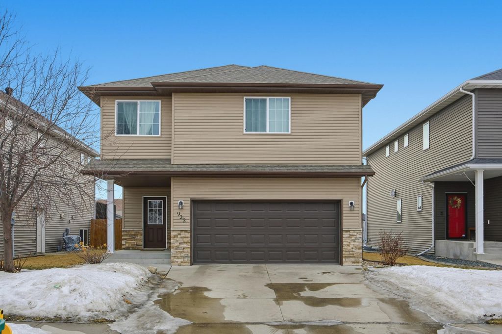 923 42nd Avenue W, West Fargo, ND 58078