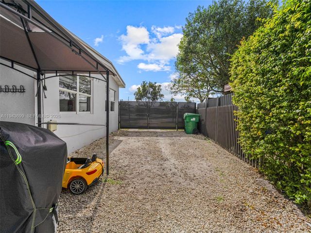 11401 SW 56th St, Miami, FL 33165