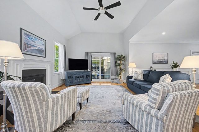 14 Waterside Run 14, Medway, MA 02053