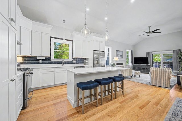 14 Waterside Run 14, Medway, MA 02053