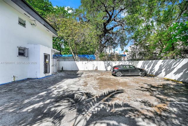 641 NW 2nd St, Miami, FL 33128