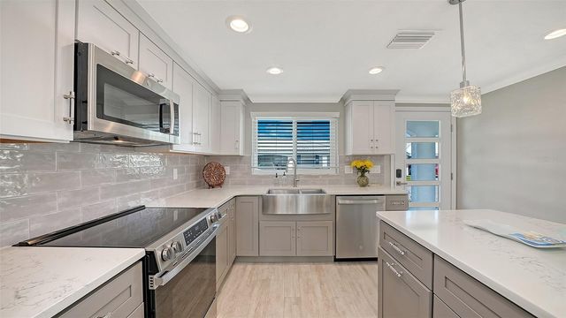 900 SPANISH DRIVE N, Longboat Key, FL 34228