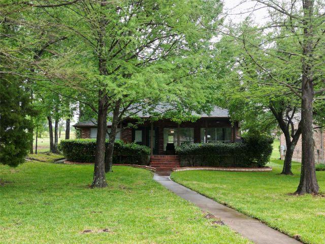186 Bushwhacker Drive, Mabank, TX 75156