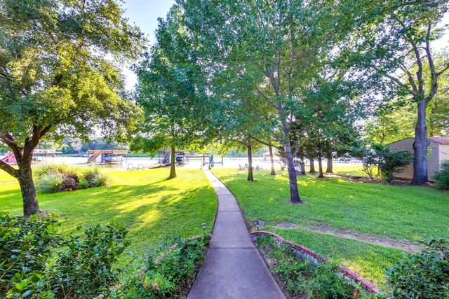 186 Bushwhacker Drive, Mabank, TX 75156