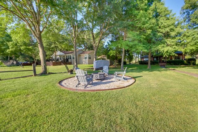 186 Bushwhacker Drive, Mabank, TX 75156