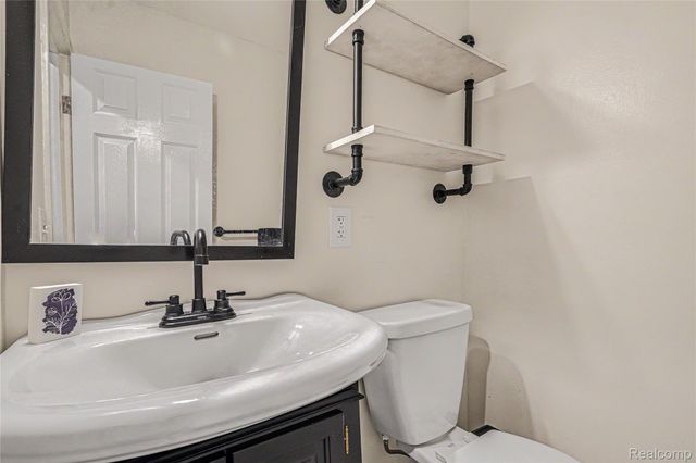 6275 Westmoor Drive, Shelby Charter Township, MI 48316