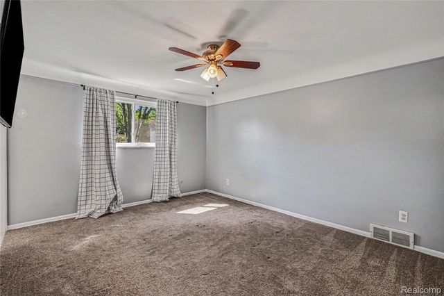 6275 Westmoor Drive, Shelby Charter Township, MI 48316