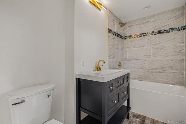6275 Westmoor Drive, Shelby Charter Township, MI 48316