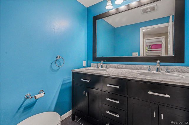 6275 Westmoor Drive, Shelby Charter Township, MI 48316