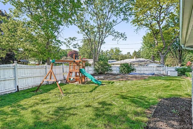 6275 Westmoor Drive, Shelby Charter Township, MI 48316
