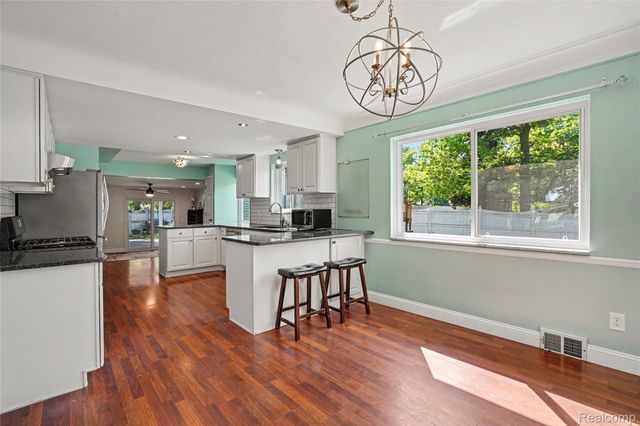 6275 Westmoor Drive, Shelby Charter Township, MI 48316