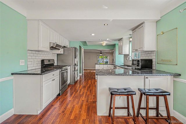 6275 Westmoor Drive, Shelby Charter Township, MI 48316