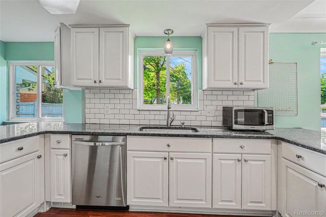 6275 Westmoor Drive, Shelby Charter Township, MI 48316