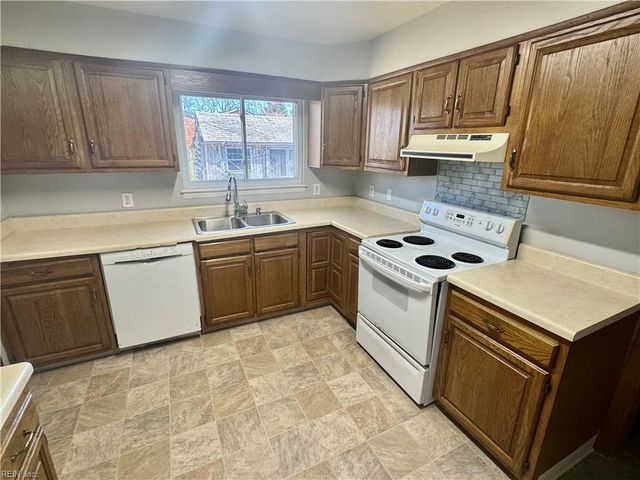 4705 Nuttfield LN, Virginia Beach, VA 23455