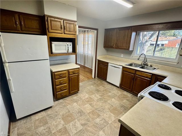 4705 Nuttfield LN, Virginia Beach, VA 23455