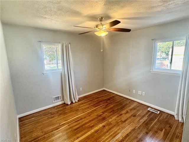 4705 Nuttfield LN, Virginia Beach, VA 23455