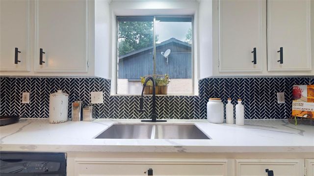 811 Devonport Lane, Seabrook, TX 77586