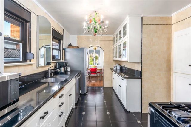 2431 S Holt, Los Angeles, CA 90034