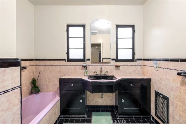 2431 S Holt, Los Angeles, CA 90034
