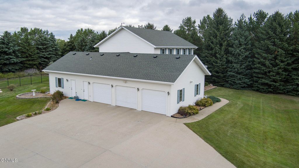 3824 Prairie Pines Loop, Bismarck, ND 58503 photo 2