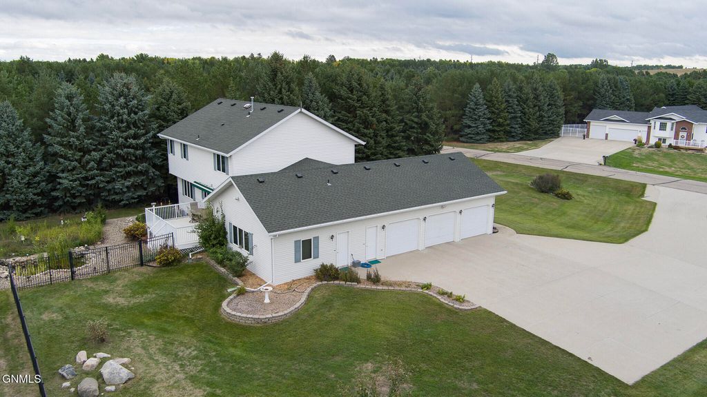 3824 Prairie Pines Loop, Bismarck, ND 58503 photo 3