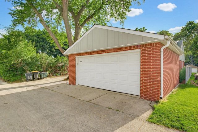 3608 N 101st STREET, Wauwatosa, WI 53222