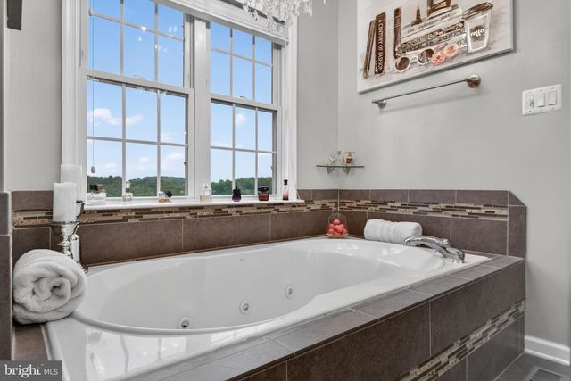 7703 GRAND LAKE DR, Seven Valleys, PA 17360